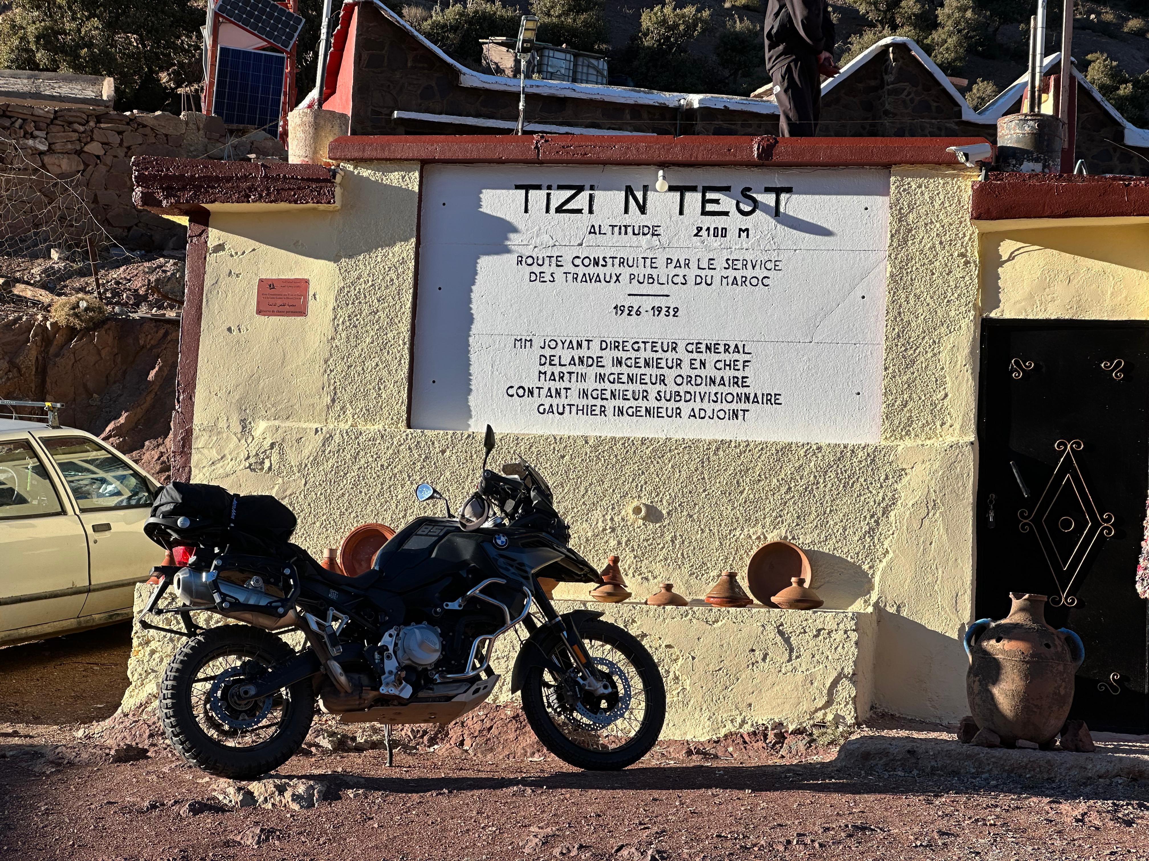 Groupe de motards pendant un circuit au Maroc